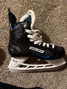 Bauer Black Ice Hockey Skate with Blue Accents size 4’